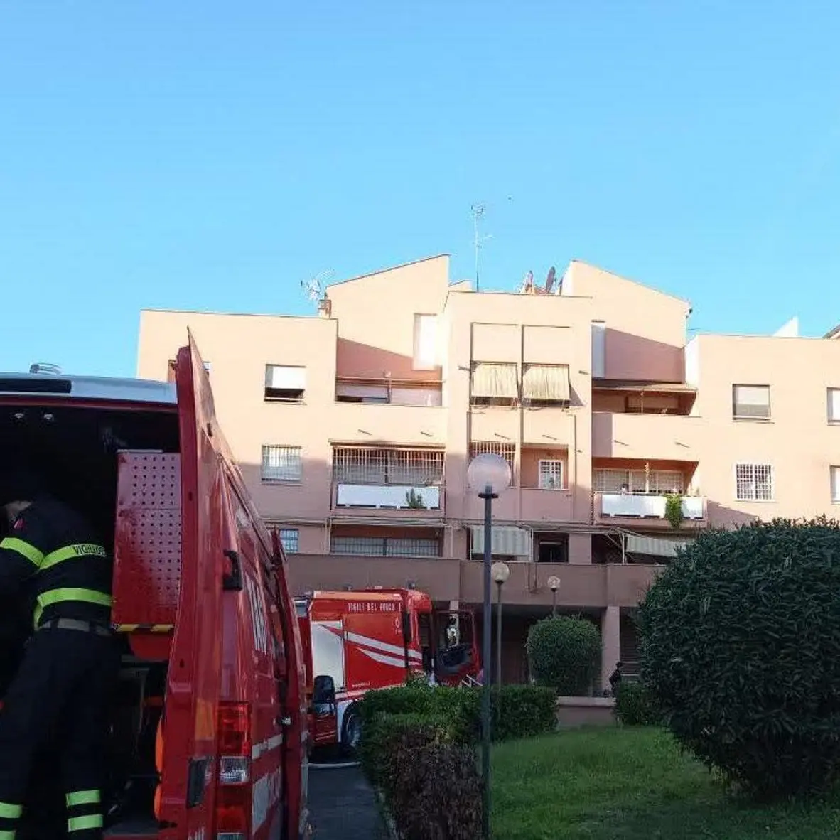 Incendio a Roma, trovato morto un uomo