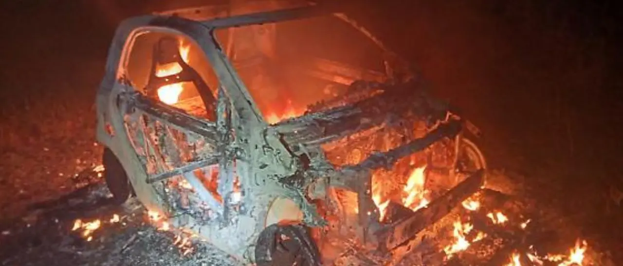 Corigliano Rossano, notte di terrore tra auto incendiate e paura nel quartiere