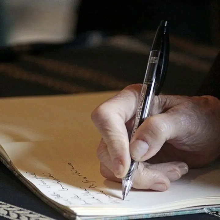 Badante raggira un imprenditore milionario, confiscati beni per 2 milioni di euro