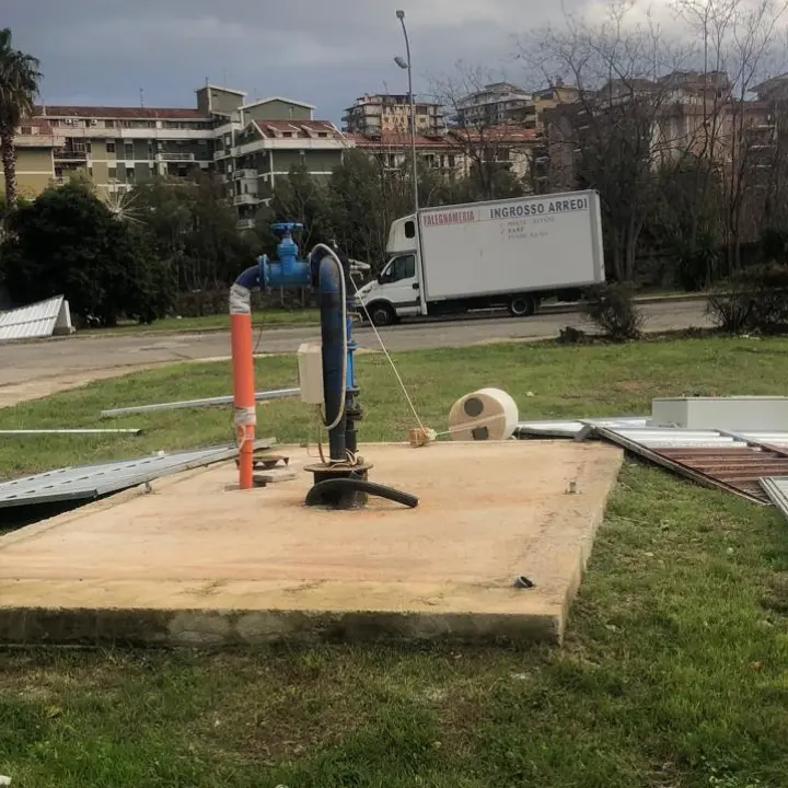 Raffiche di vento a Corigliano-Rossano: danni e disagi. Divelta la lamiera di un pozzo