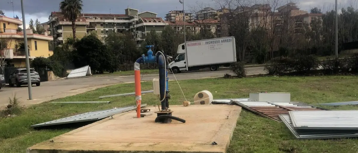 Raffiche di vento a Corigliano-Rossano: danni e disagi. Divelta la lamiera di un pozzo