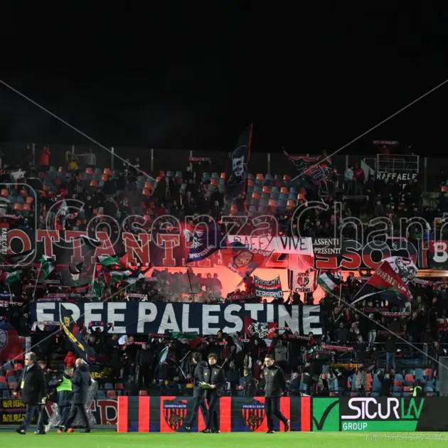 Cosenza, lo striscione \"Free Palestine\" diventa un caso fra polemiche e presunti insulti