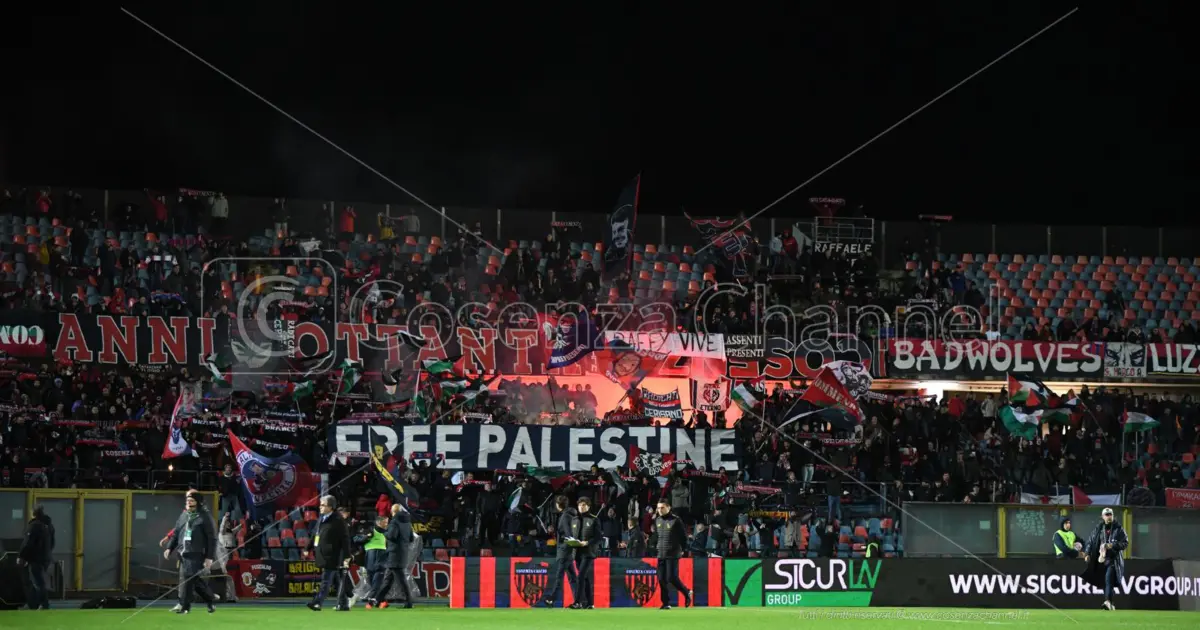 Cosenza, lo striscione \"Free Palestine\" diventa un caso fra polemiche e presunti insulti