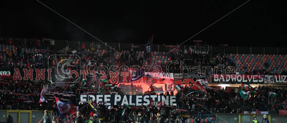 Cosenza, lo striscione \"Free Palestine\" diventa un caso fra polemiche e presunti insulti