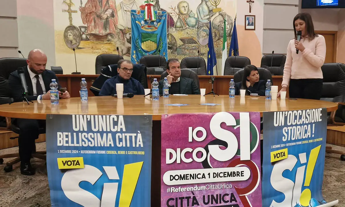 Cosenza, prima volta per Mario Occhiuto in Comune dal 2021. Centrodestra compatto sul Sì alla Città unica