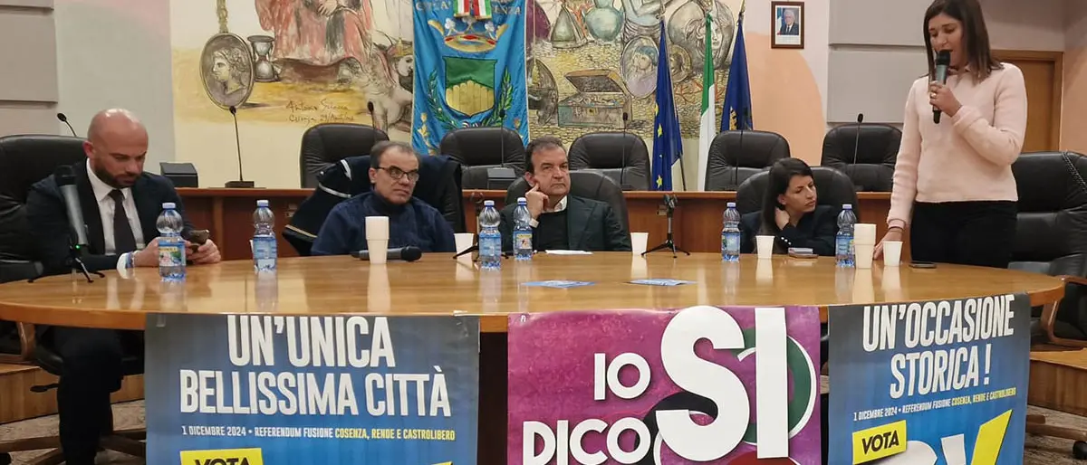 Cosenza, prima volta per Mario Occhiuto in Comune dal 2021. Centrodestra compatto sul Sì alla Città unica