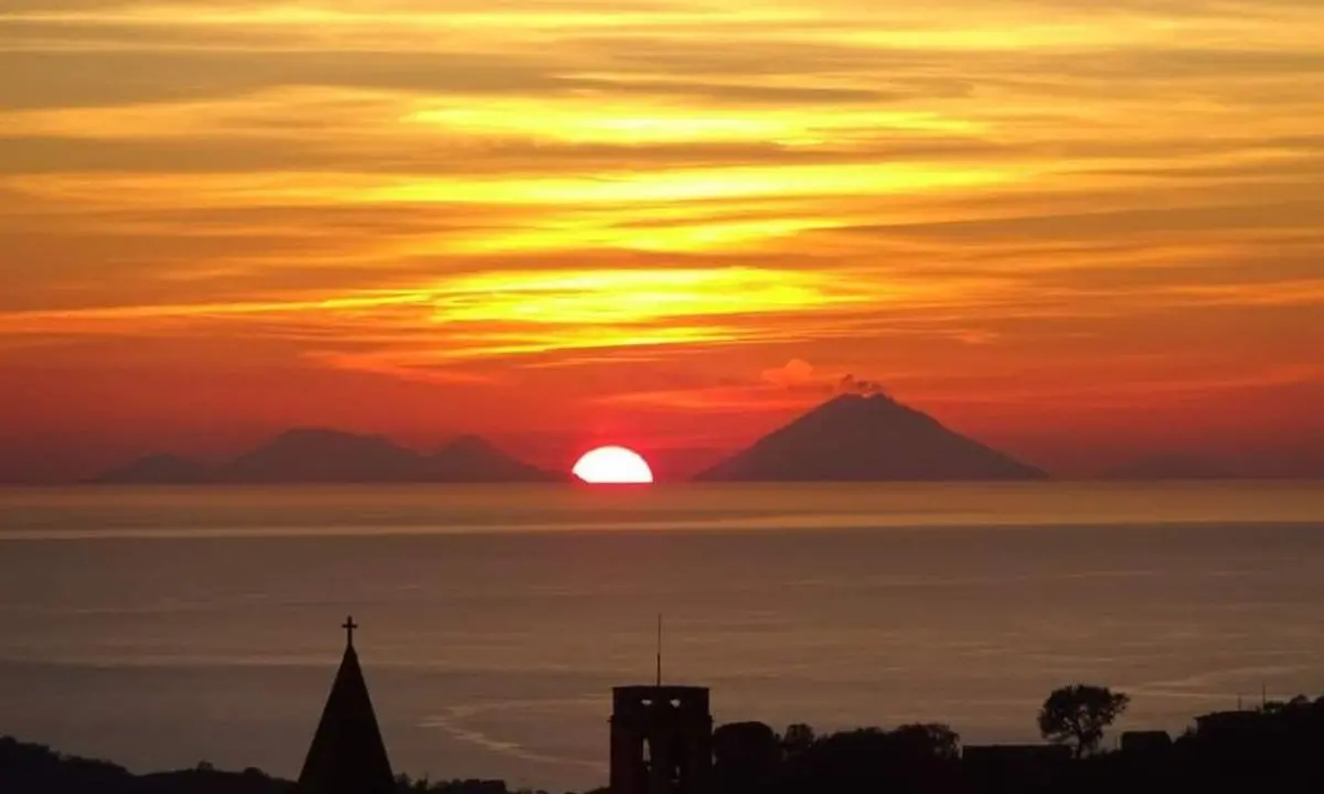 Incontro ravvicinato con Stromboli, spettacolo naturale sul Tirreno cosentino