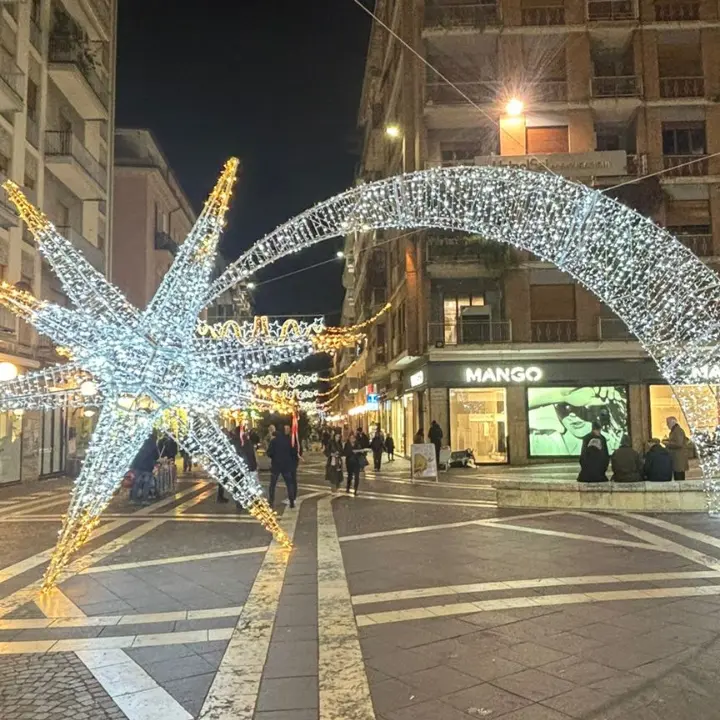 Cosenza si prepara alla festa, ecco le luminarie di Natale | FOTO