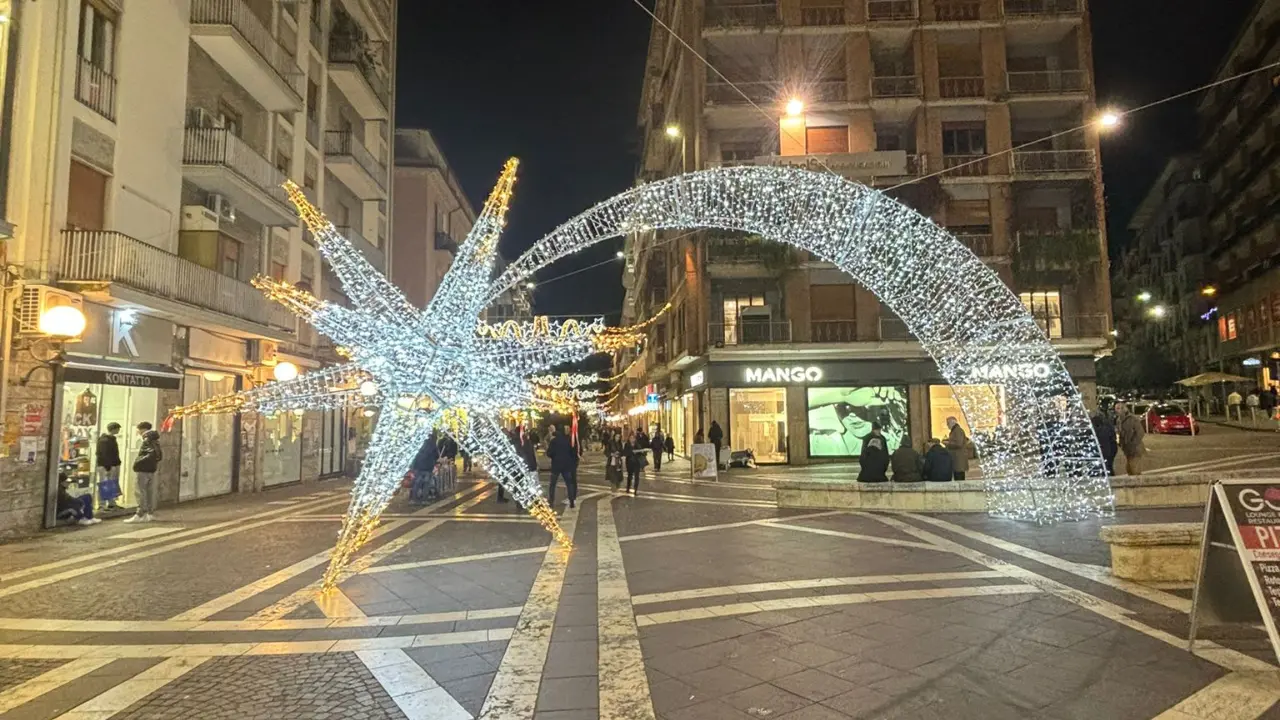 Cosenza si prepara alla festa, ecco le luminarie di Natale | FOTO