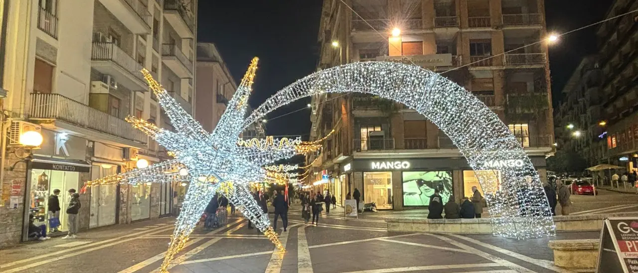 Cosenza si prepara alla festa, ecco le luminarie di Natale | FOTO