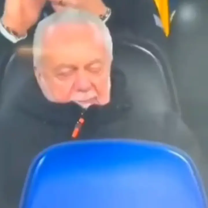 De Laurentiis dorme durante Lazio-Napoli, il web non perdona