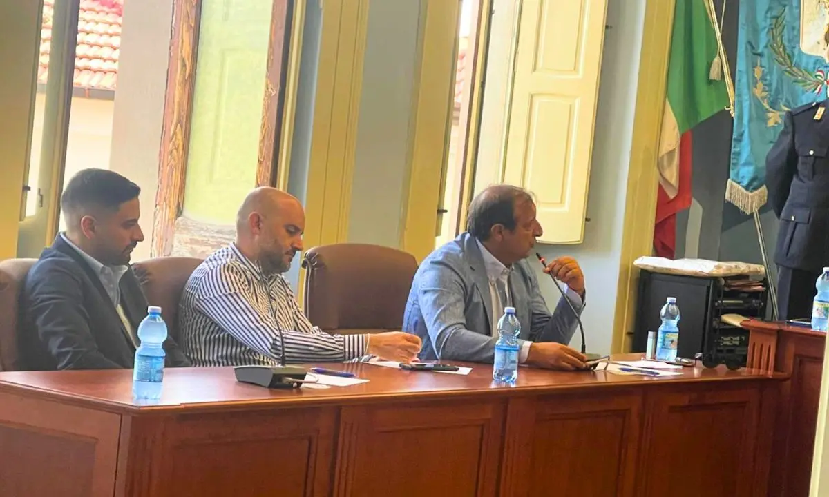 Aprigliano, Comune in predissesto e minoranza all'attacco