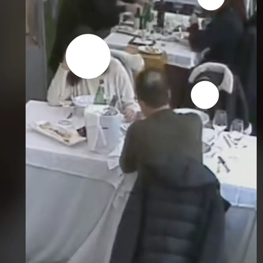 Rende, mettono di proposito dei capelli nel piatto di un ristorante. Smascherati da una telecamera - VIDEO