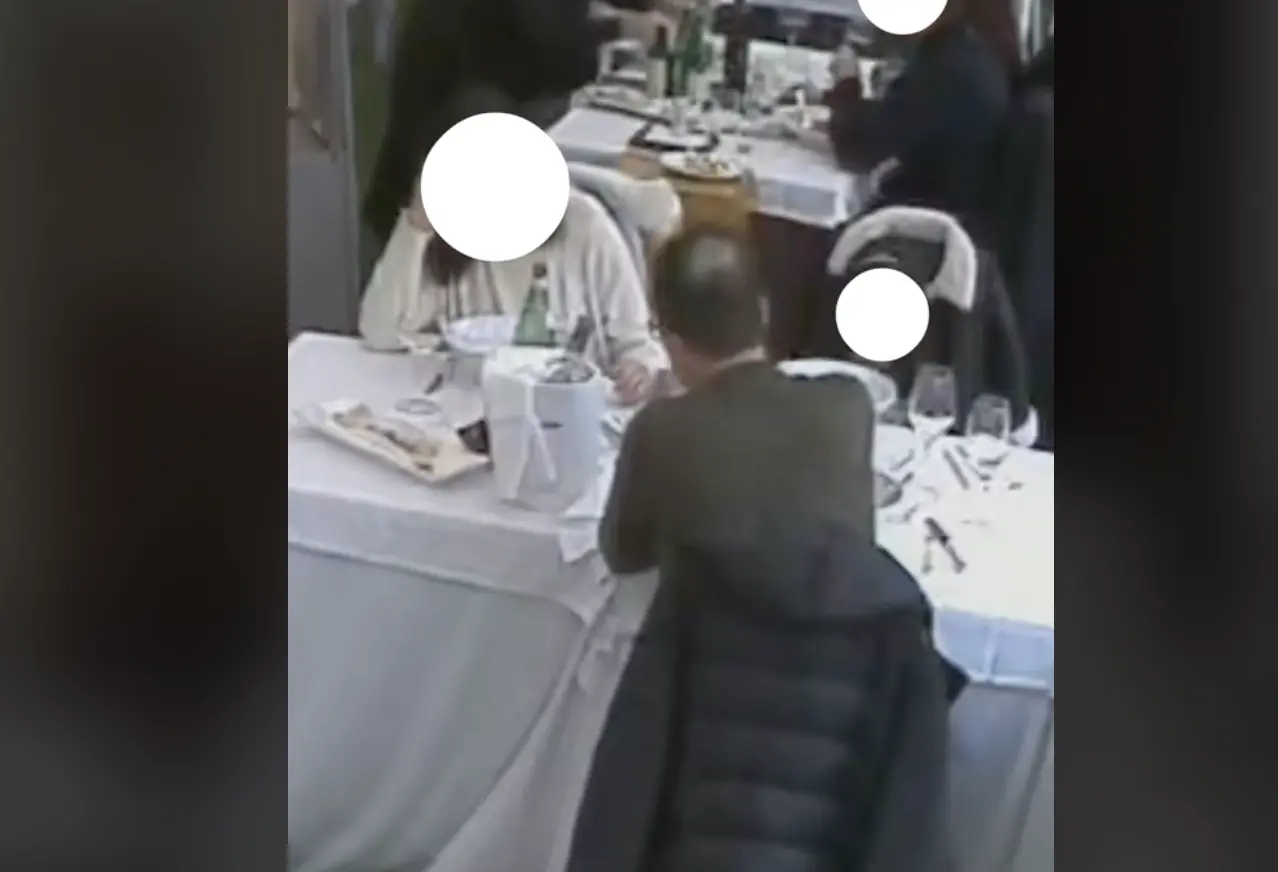 Rende, mettono di proposito dei capelli nel piatto di un ristorante. Smascherati da una telecamera - VIDEO