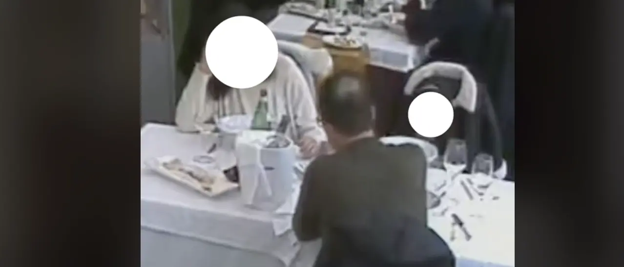 Rende, mettono di proposito dei capelli nel piatto di un ristorante. Smascherati da una telecamera - VIDEO