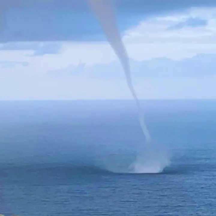 La danza delle trombe marine sulla costa tirrenica. Spettacolo mozzafiato