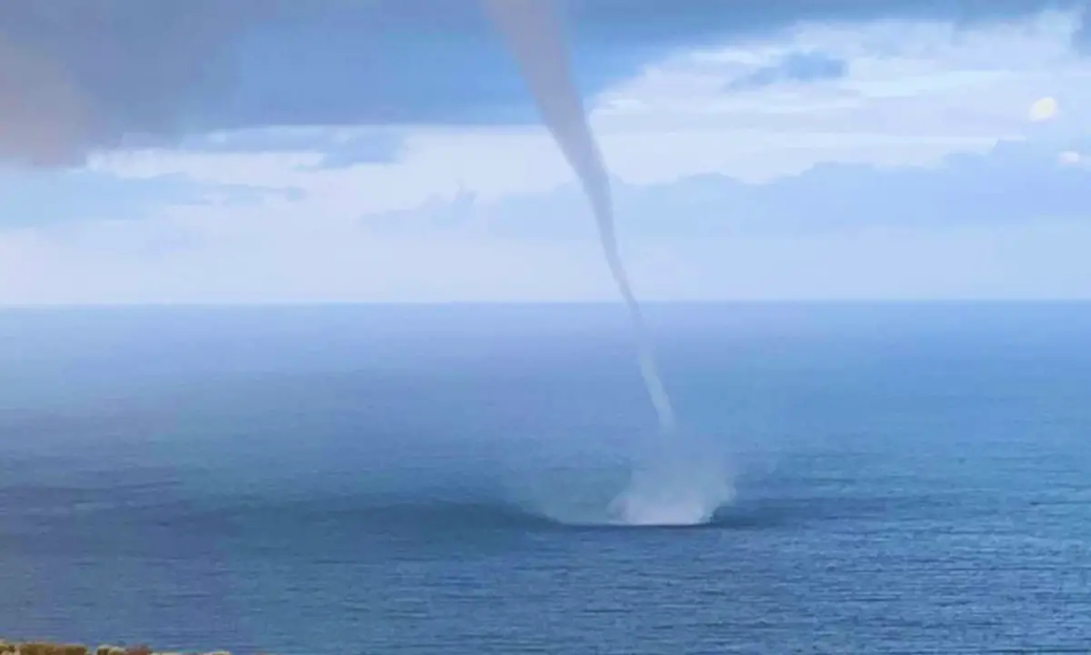 La danza delle trombe marine sulla costa tirrenica. Spettacolo mozzafiato