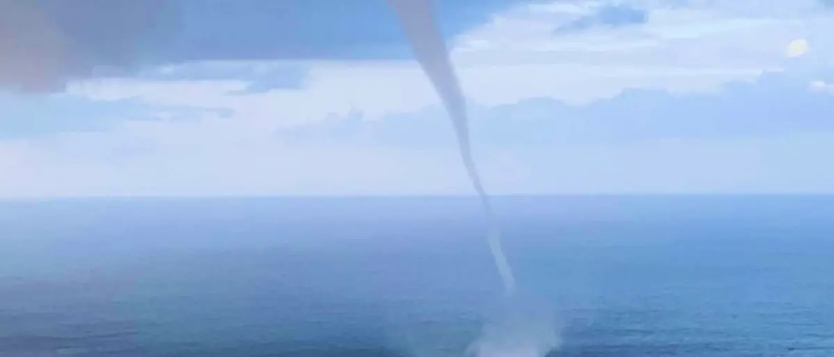 La danza delle trombe marine sulla costa tirrenica. Spettacolo mozzafiato