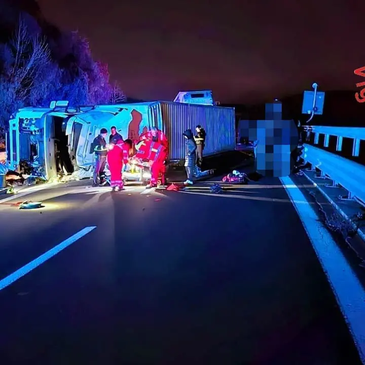 Incidente sulla A2, camion si ribalta all'alba. Chiuso il tratto Altilia-Grimaldi direzione sud
