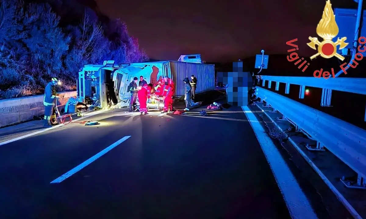 Incidente sulla A2, camion si ribalta all'alba. Chiuso il tratto Altilia-Grimaldi direzione sud