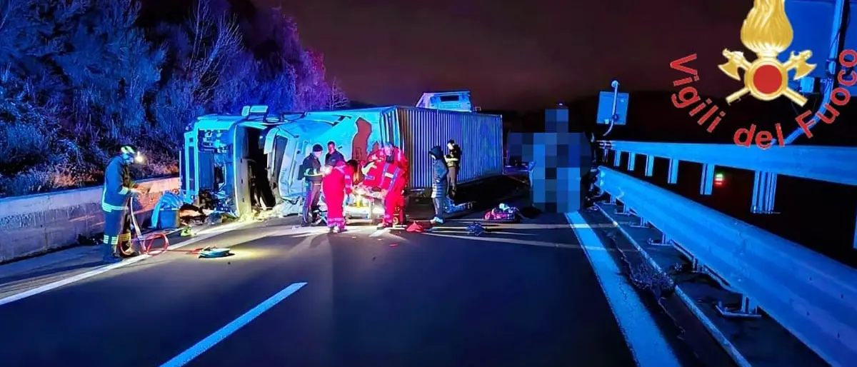 Incidente sulla A2, camion si ribalta all'alba. Chiuso il tratto Altilia-Grimaldi direzione sud