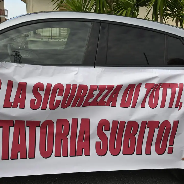 Lavori della rotatoria fermi, cittadini di San Lucido protestano | LE FOTO