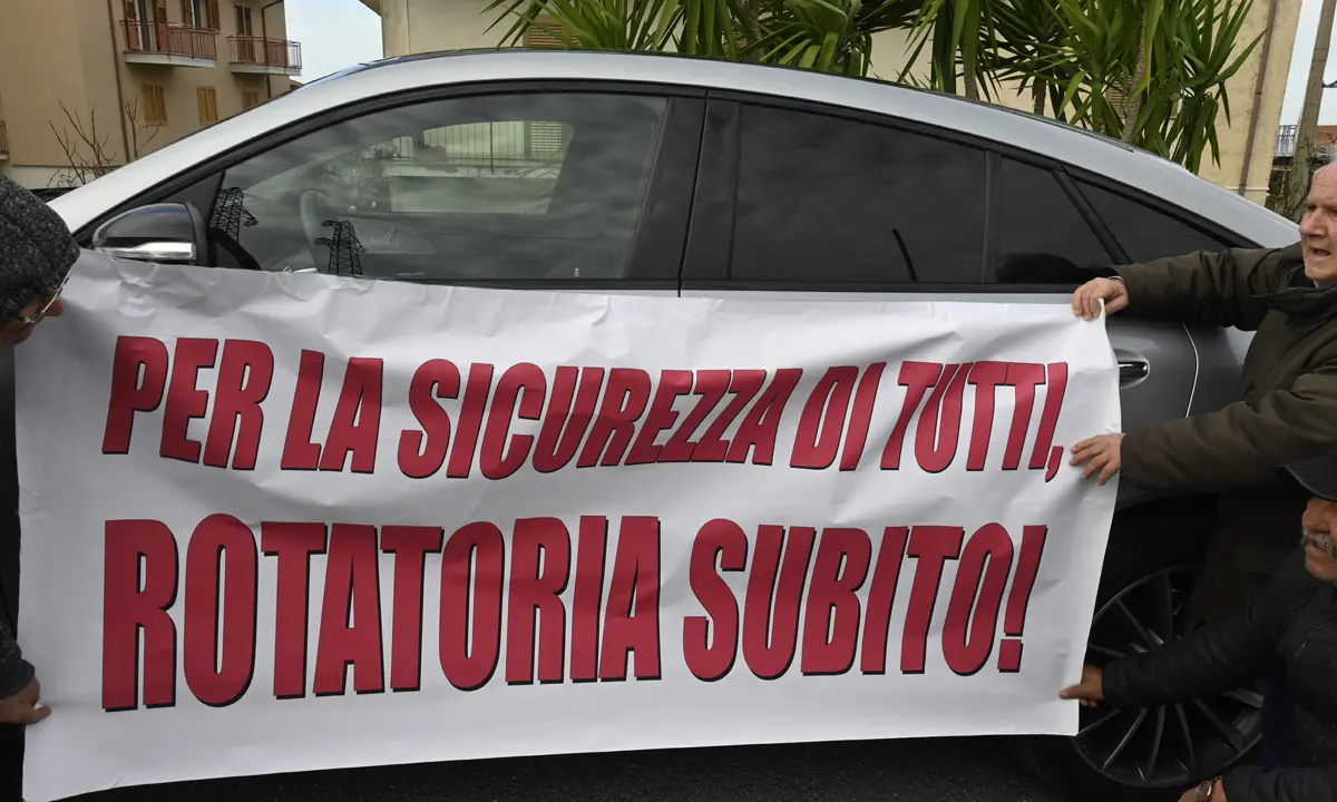 Lavori della rotatoria fermi, cittadini di San Lucido protestano | LE FOTO