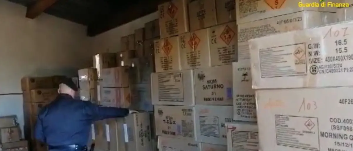 Gdf Cosenza: sequestrato un deposito illegale e 2 milioni di euro di fuochi d’artificio