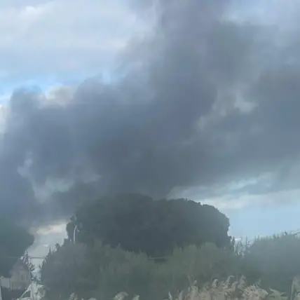 Sibari, furgone divorato dalle fiamme. Indagini in corso