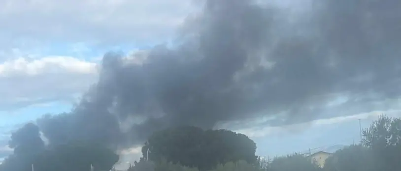 Sibari, furgone divorato dalle fiamme. Indagini in corso