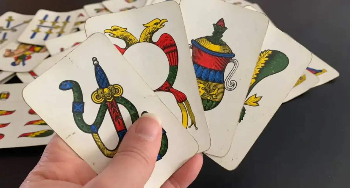 Feste, abbuffate e stare insieme: ecco i giochi del Natale da “Patruni e Sutta” a “Scippa core”