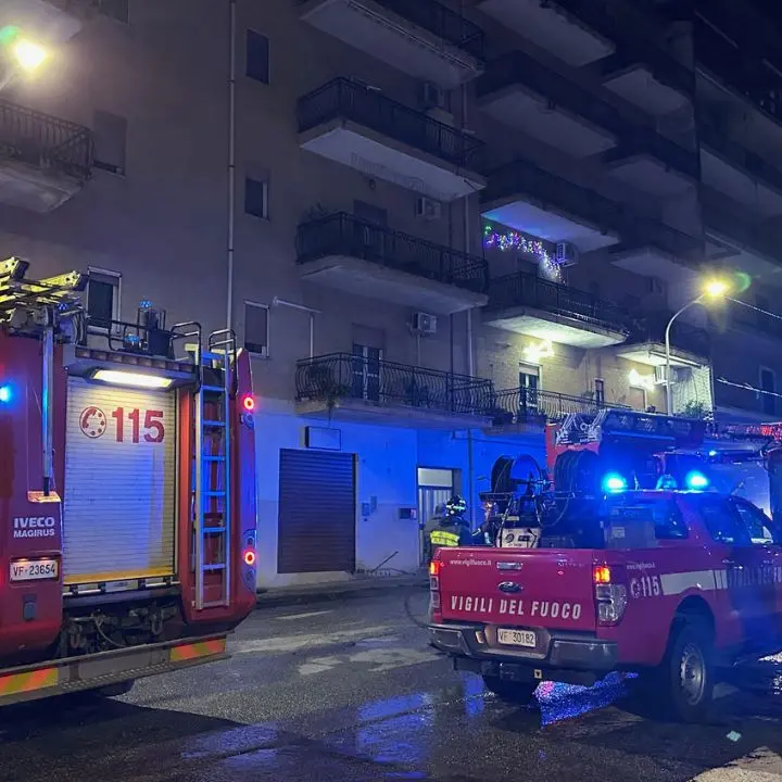 Corigliano Rossano, il vento si porta via il tetto di un palazzo