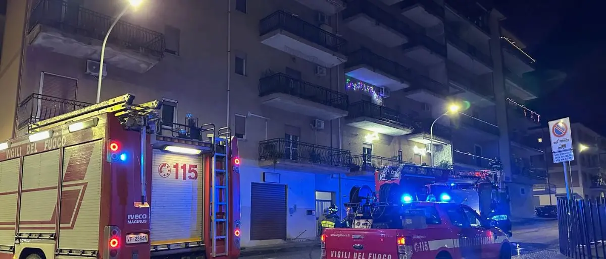 Corigliano Rossano, il vento si porta via il tetto di un palazzo