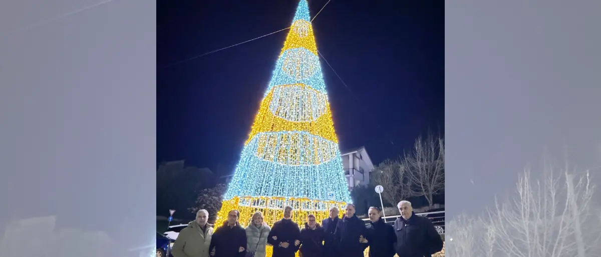 Castrolibero, acceso l’albero di Natale nel centro storico