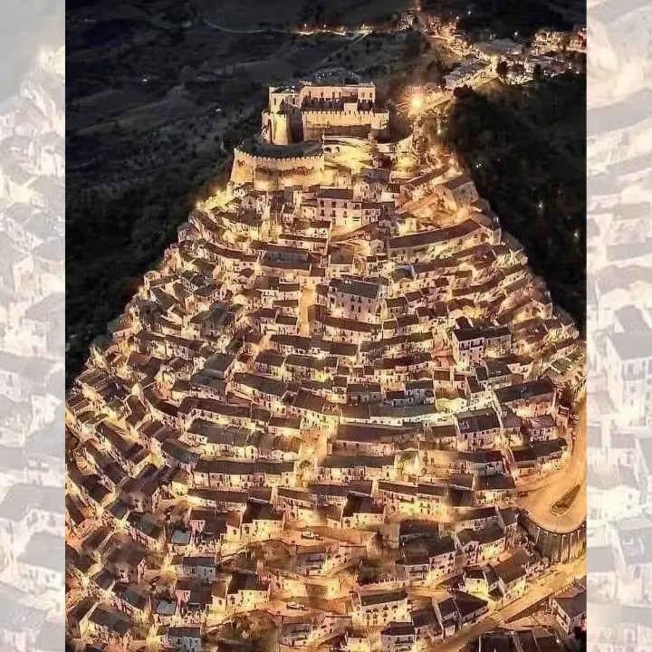 Rocca Imperiale diventa un albero di Natale da migliaia di like