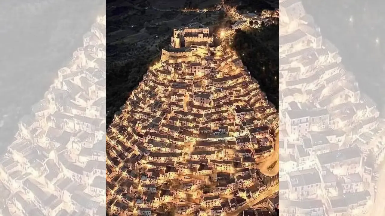 Rocca Imperiale diventa un albero di Natale da migliaia di like