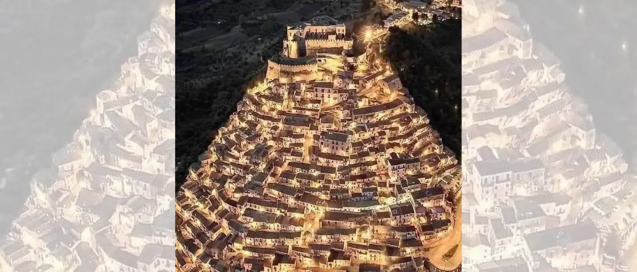 Rocca Imperiale diventa un albero di Natale da migliaia di like