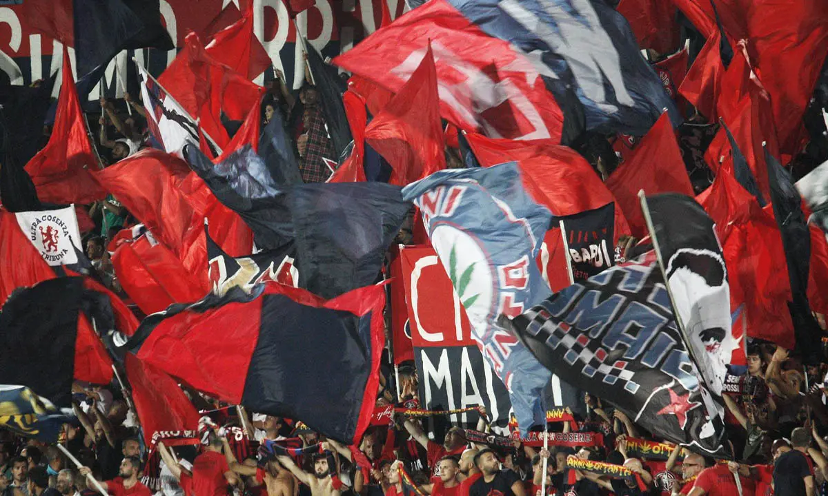 Cosenza-Catanzaro, è il giorno di un derby senza tifosi ospiti e con due presidenti agli antipodi