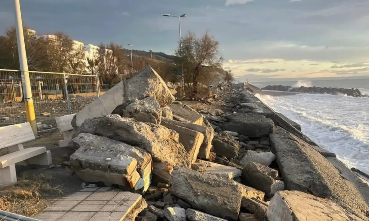 Amantea, il lungomare Sud travolto dall’erosione marina