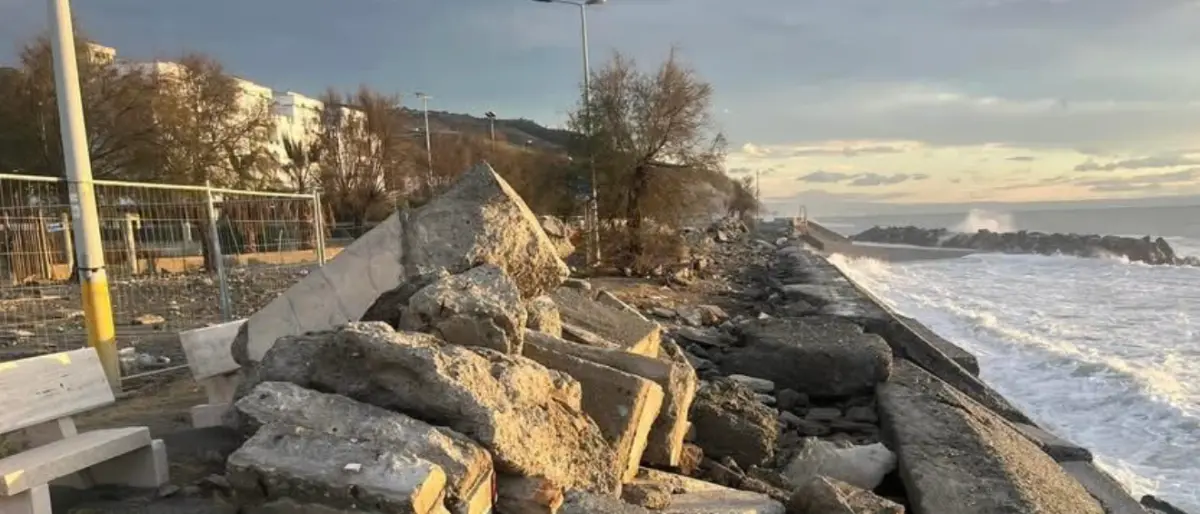 Amantea, il lungomare Sud travolto dall’erosione marina