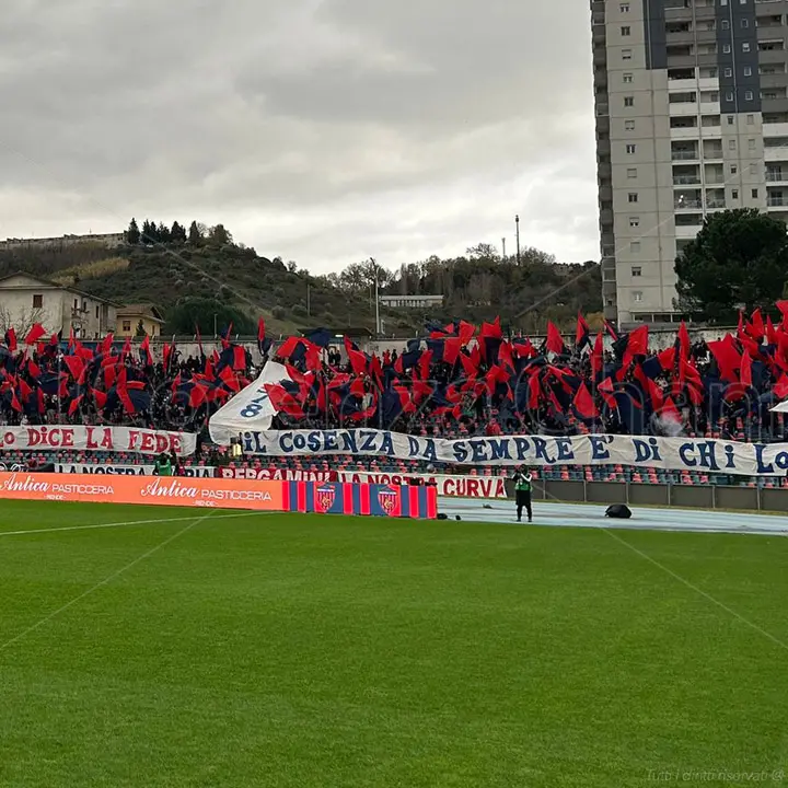Cosenza-Catanzaro, la coreografia della Curva Sud Bergamini | FOTO