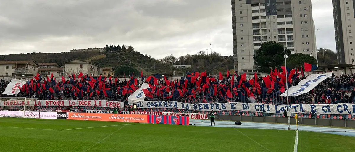 Cosenza-Catanzaro, la coreografia della Curva Sud Bergamini | FOTO