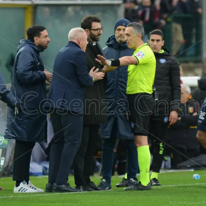 Aureliano fa infuriare il Cosenza per l'espulsione di Caporale, Delvecchio voleva andare negli spogliatoi