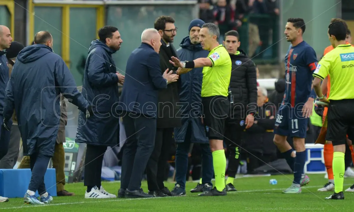 Aureliano fa infuriare il Cosenza per l'espulsione di Caporale, Delvecchio voleva andare negli spogliatoi