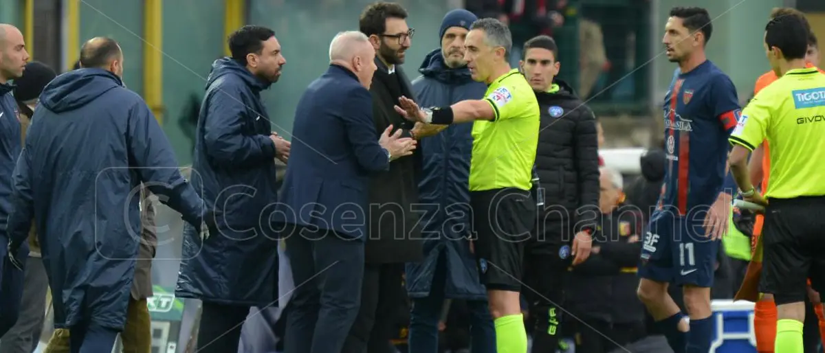 Aureliano fa infuriare il Cosenza per l'espulsione di Caporale, Delvecchio voleva andare negli spogliatoi