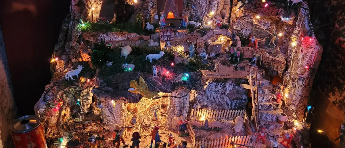 Mendicino, i presepi artistici nel centro storico trasformano il borgo in Betlemme | FOTO