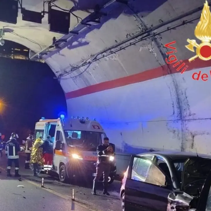Scontro frontale tra due auto, un ferito grave e tre persone contuse