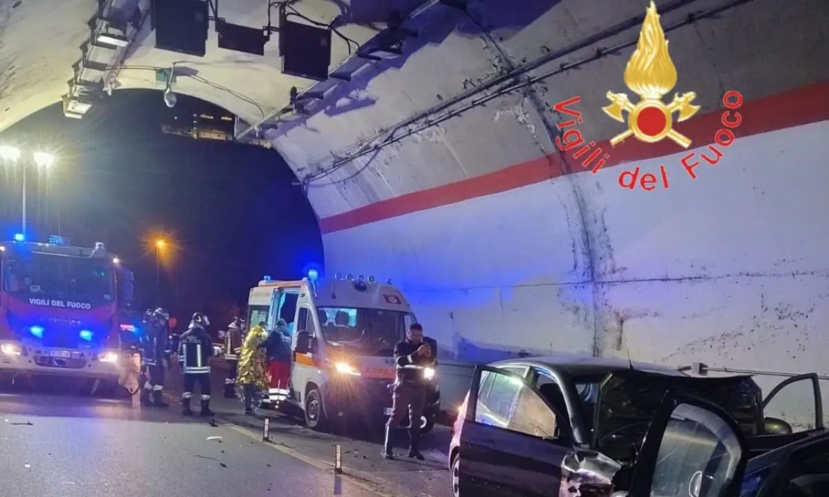 Scontro frontale tra due auto, un ferito grave e tre persone contuse
