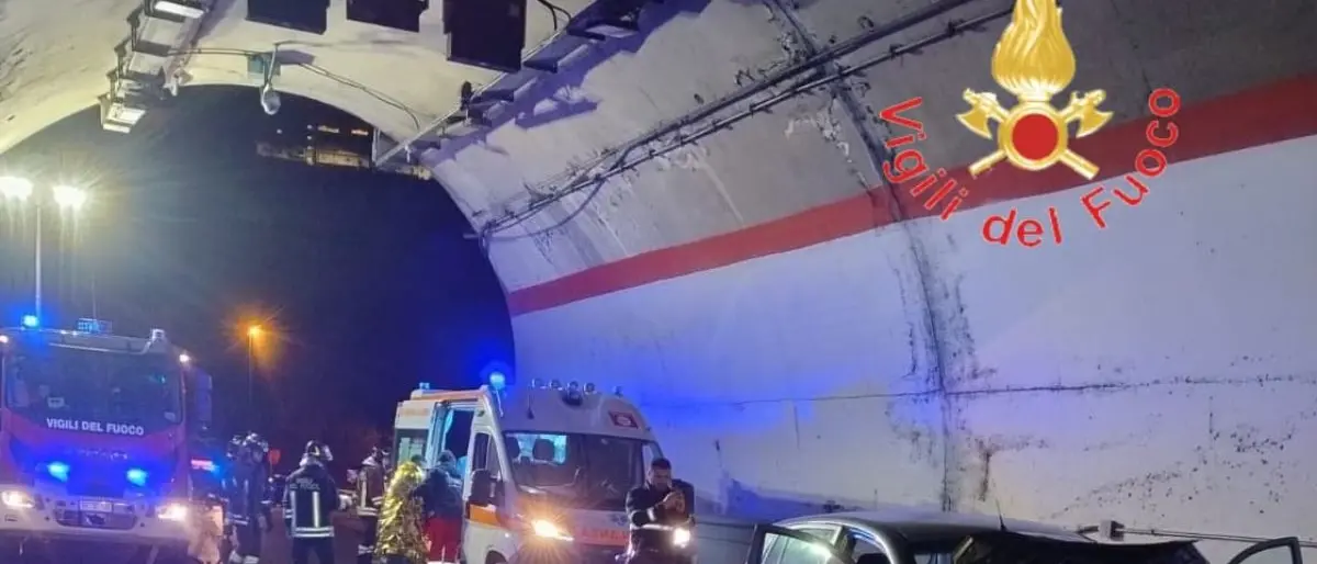 Scontro frontale tra due auto, un ferito grave e tre persone contuse