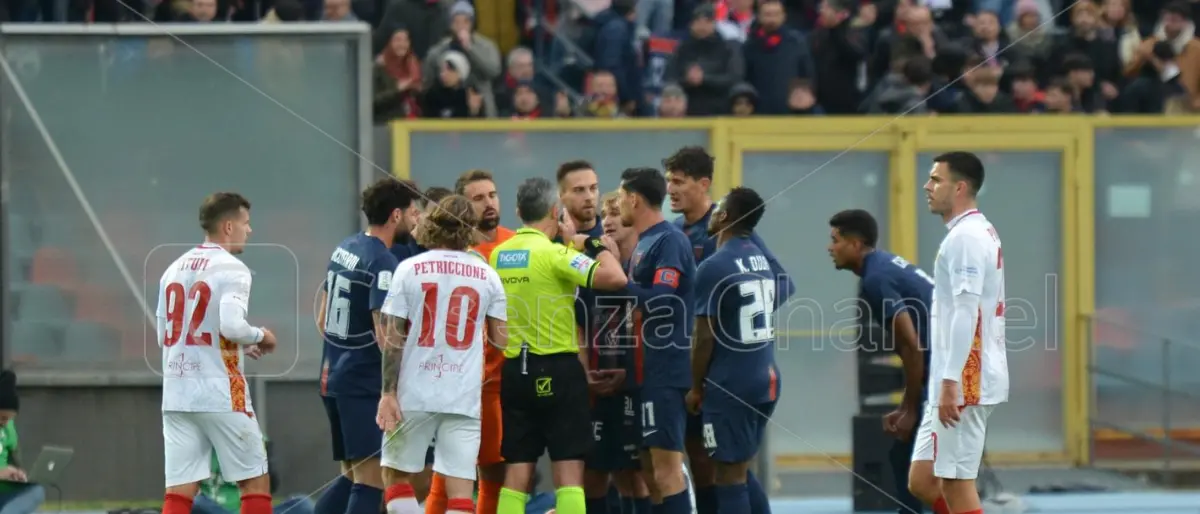 Cosenza-Catanzaro, l'espulsione di Caporale e la rabbia di Delvecchio: quanto contano i Lupi in Lega?